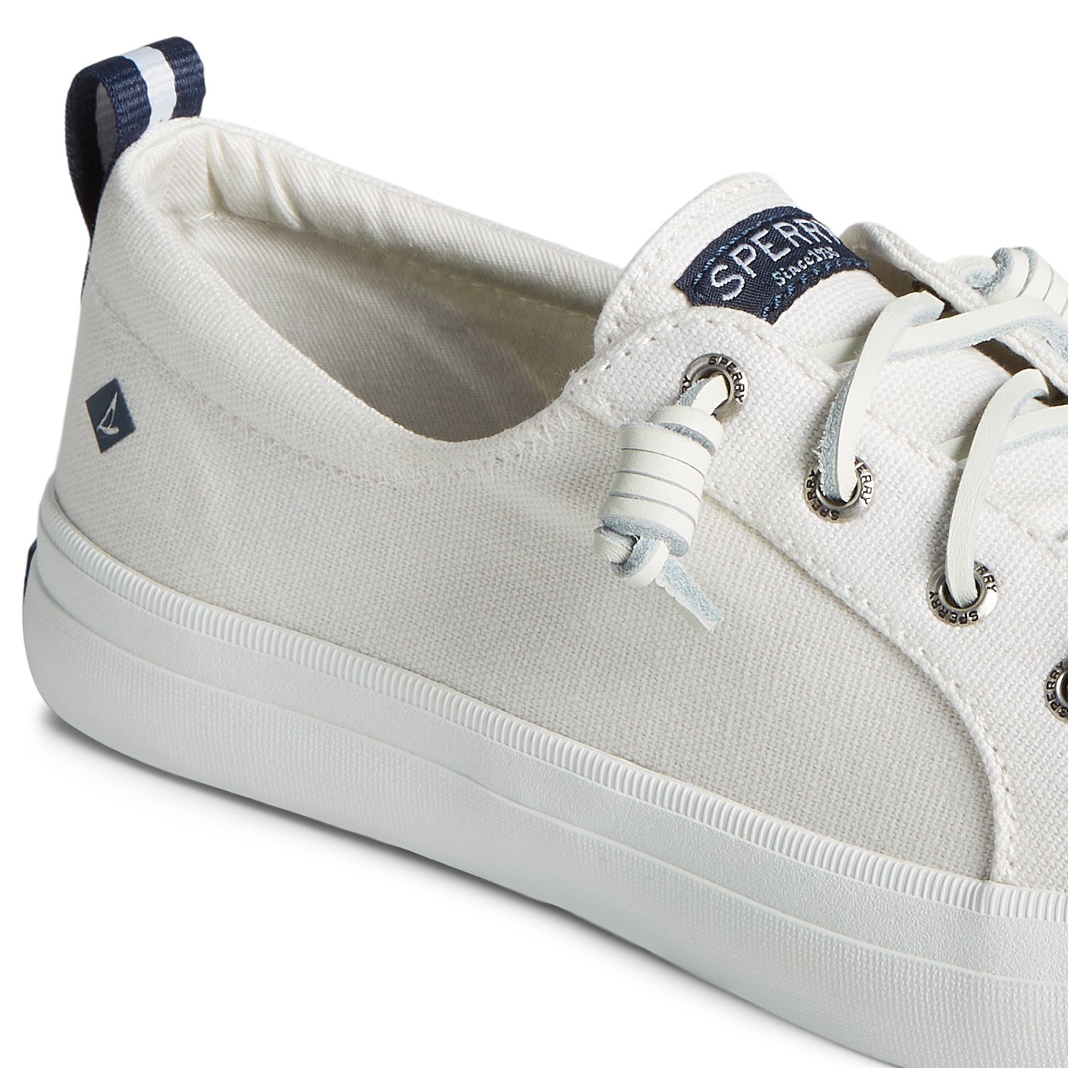Women's Crest Vibe Sneakers - White (L139340430)